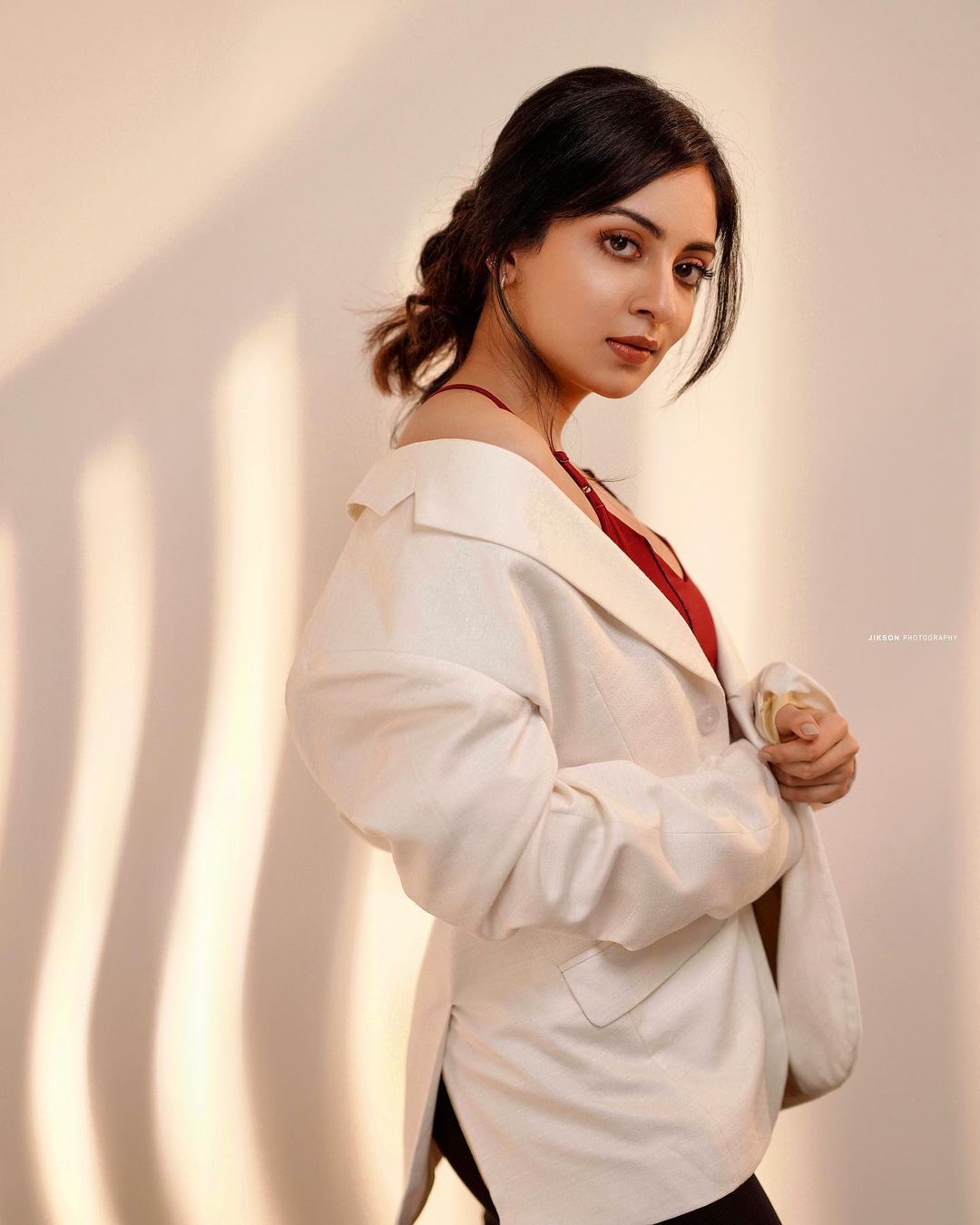 കടല്‍ തീരത്ത് ഓളങ്ങളെ തഴുകി ഇശാനി; അടിപൊളി ഗ്ലാമറസ് ലുക്ക് വൈറല്‍