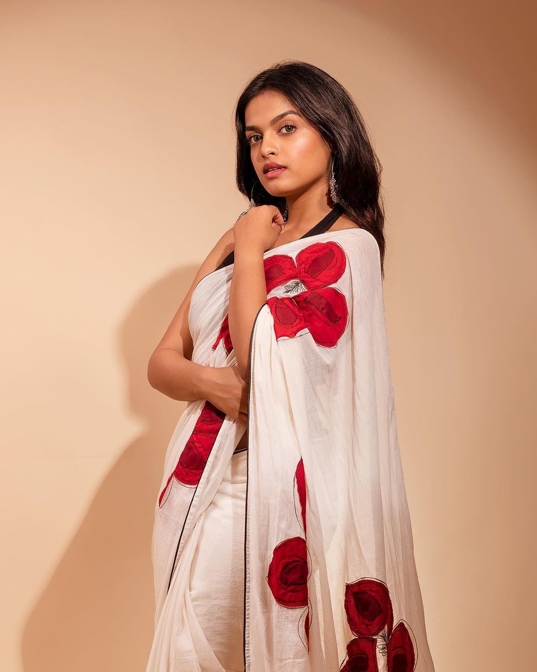 സാരിയില്‍ മിന്നിത്തിളങ്ങി ഗോപിക, ഇത് പൊളി ലുക്കെന്ന് ആരാധകര്‍, വൈറല്‍ ചിത്രങ്ങള്‍