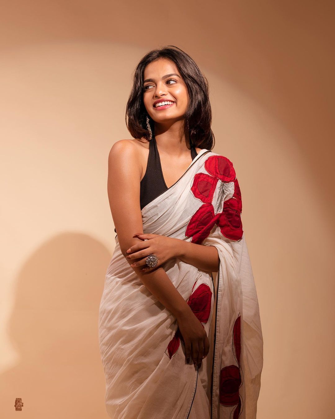 സാരിയില്‍ മിന്നിത്തിളങ്ങി ഗോപിക, ഇത് പൊളി ലുക്കെന്ന് ആരാധകര്‍, വൈറല്‍ ചിത്രങ്ങള്‍