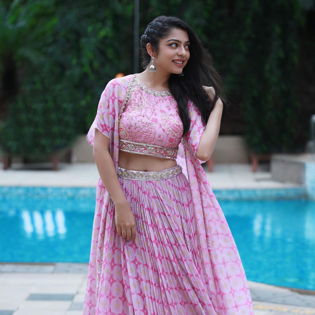 ചിത്രശലഭം പോലെ സുന്ദരിയായി വർഷ ബൊല്ലമ്മ, നടിയുടെ ലേറ്റസ്റ്റ് ചിത്രങ്ങൾ കാണാം