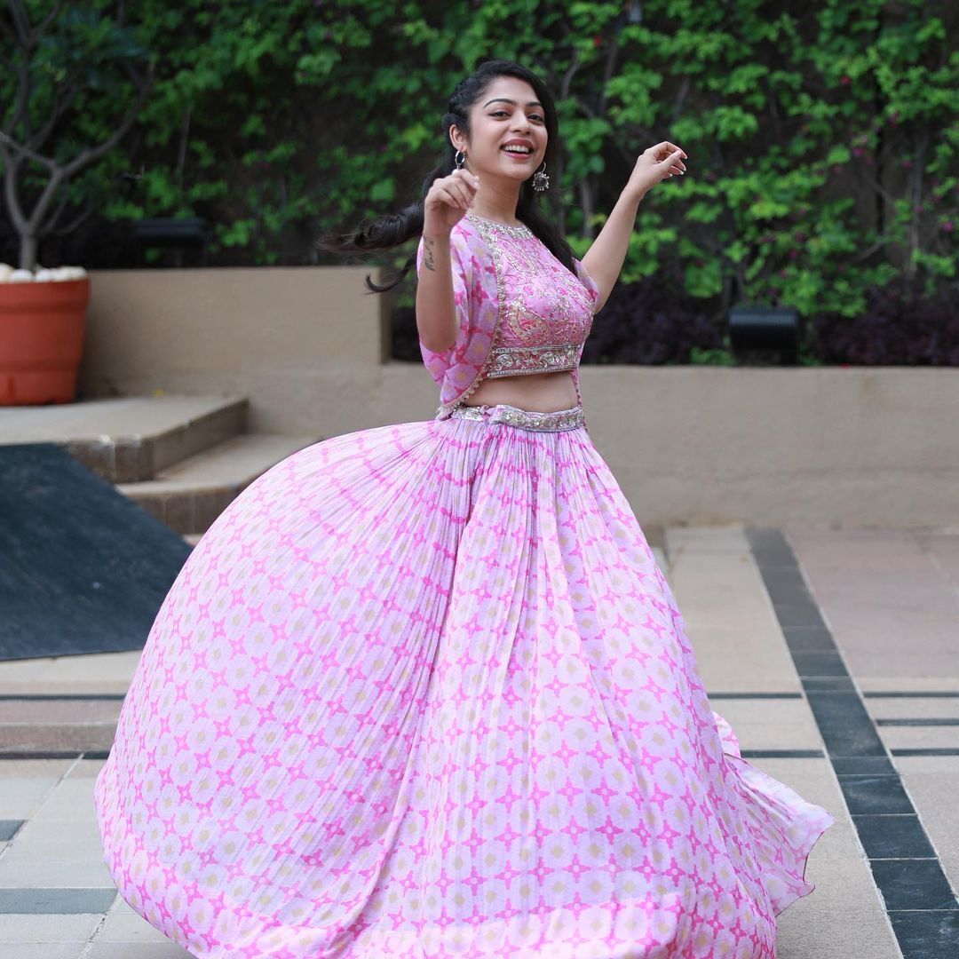 ചിത്രശലഭം പോലെ സുന്ദരിയായി വർഷ ബൊല്ലമ്മ, നടിയുടെ ലേറ്റസ്റ്റ് ചിത്രങ്ങൾ കാണാം