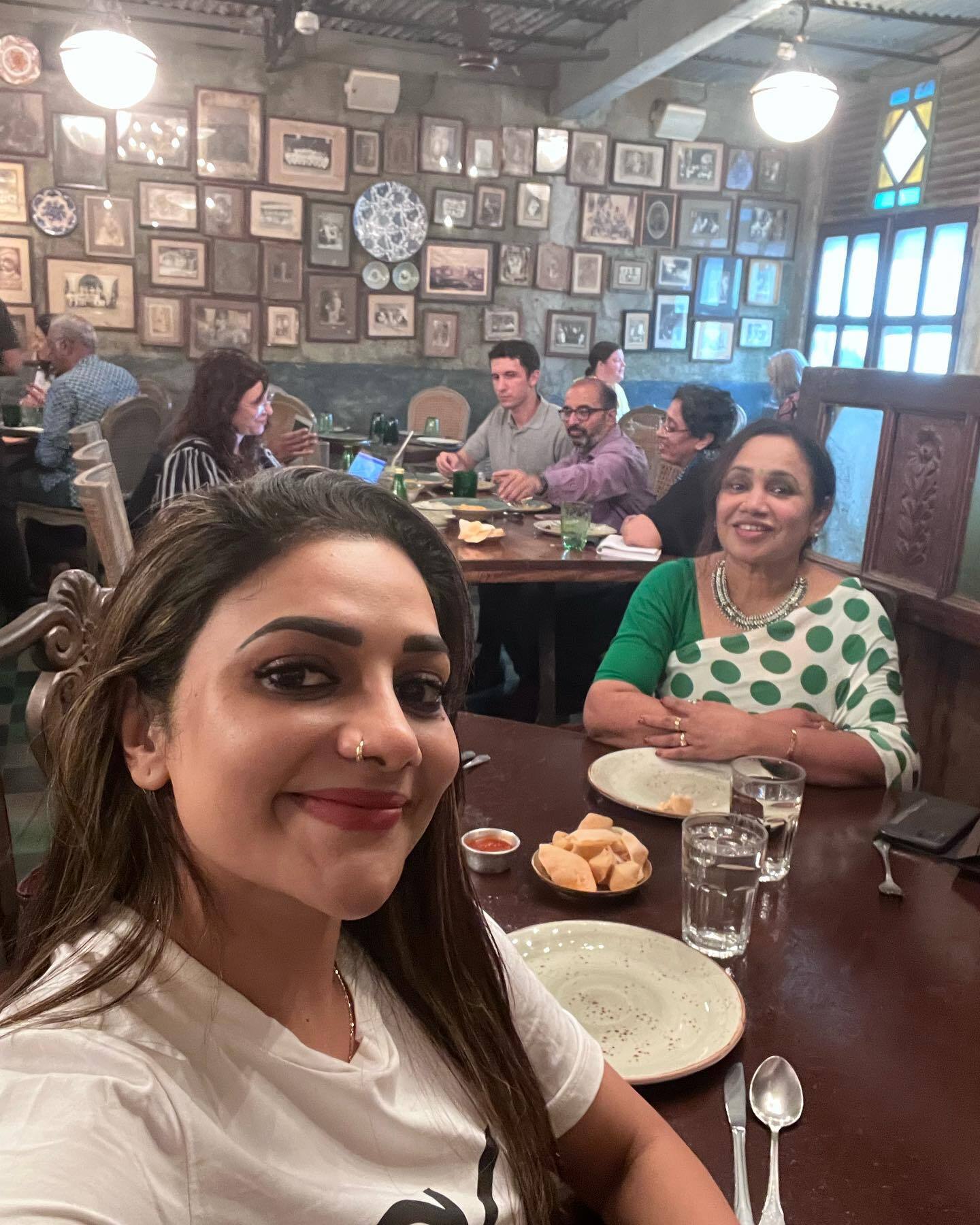 എന്റെ പൊന്ന് റിമു...ഈ സൗന്ദര്യത്തിന്റെ രഹസ്യമെന്താ!!സാരിയില്‍ തിളങ്ങി റിമി ടോമി