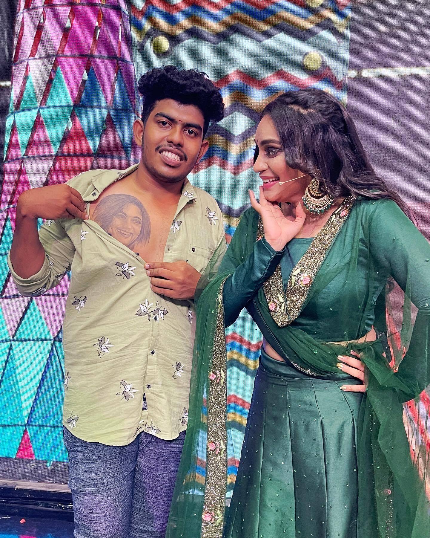 ആരാധകന്റെ സ്‌നേഹം കണ്ട് കണ്ണ് തള്ളി ലക്ഷ്മി നക്ഷത്ര; ഇങ്ങനെയുണ്ടോ ഒരു സ്‌നേഹം...