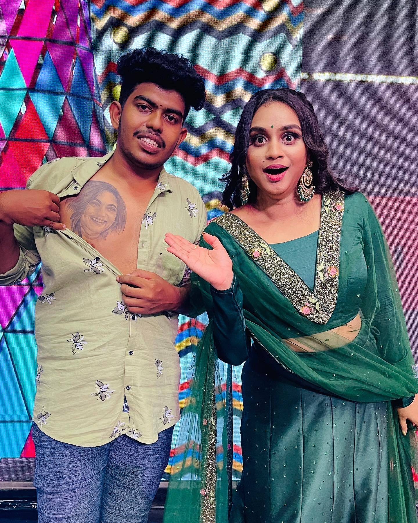 ആരാധകന്റെ സ്‌നേഹം കണ്ട് കണ്ണ് തള്ളി ലക്ഷ്മി നക്ഷത്ര; ഇങ്ങനെയുണ്ടോ ഒരു സ്‌നേഹം...