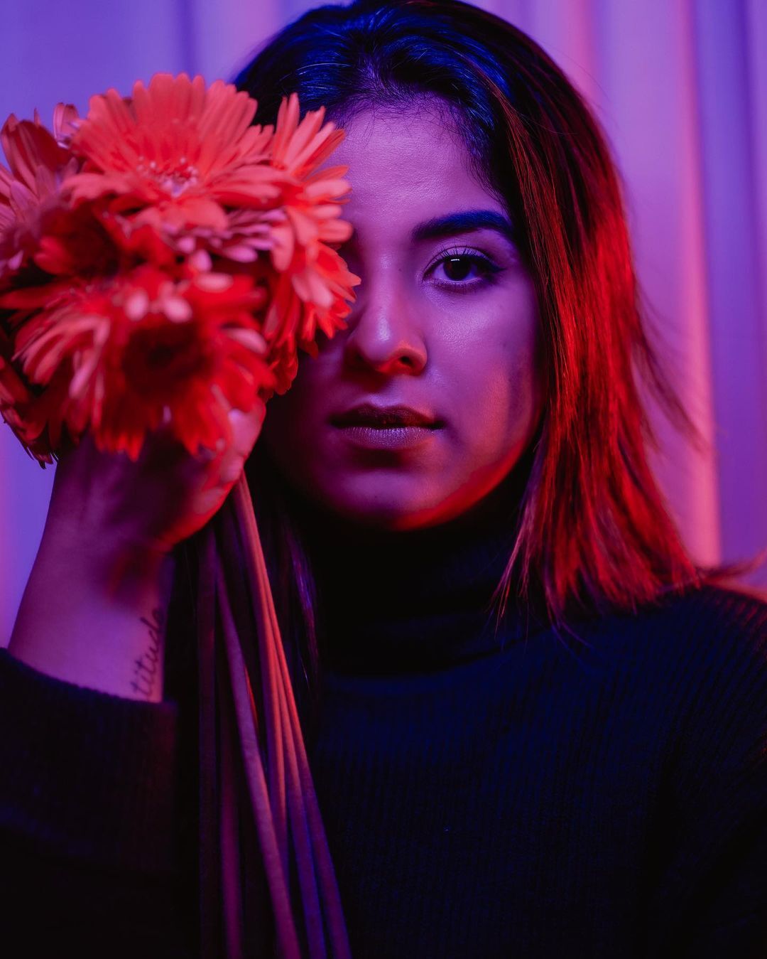 വേറിട്ട ലുക്കിൽ അപർണ തോമസ്, പൂക്കൾക്കിടയിൽ നിന്നുള്ള നടിയുടെ ചിത്രങ്ങളിതാ, ചിത്രങ്ങൾ വൈറൽ