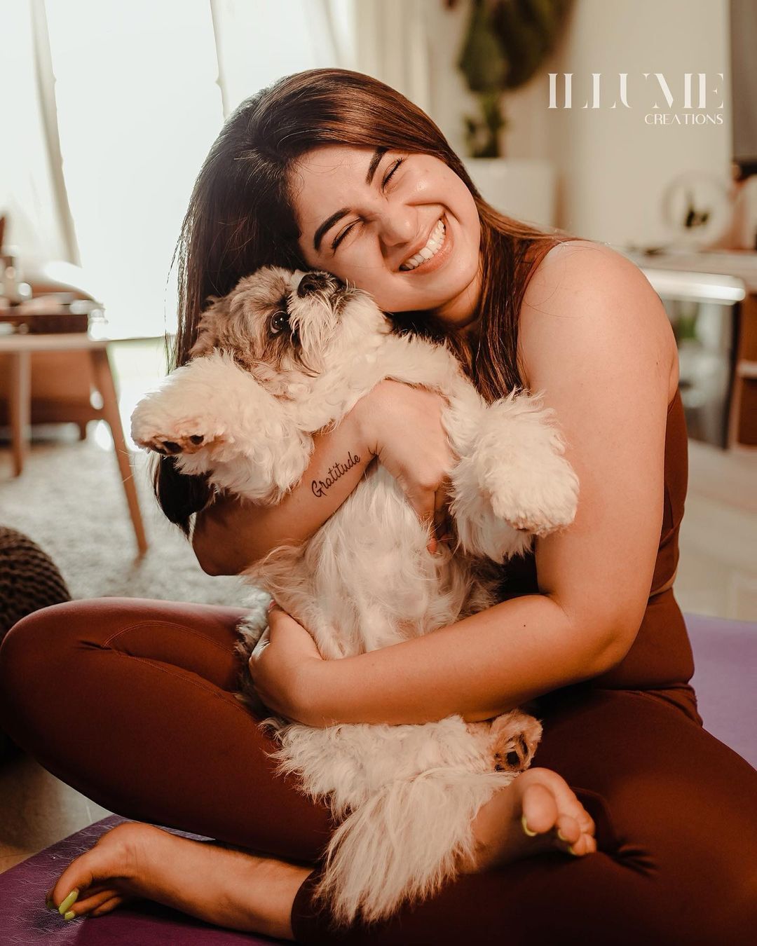 വേറിട്ട ലുക്കിൽ അപർണ തോമസ്, പൂക്കൾക്കിടയിൽ നിന്നുള്ള നടിയുടെ ചിത്രങ്ങളിതാ, ചിത്രങ്ങൾ വൈറൽ