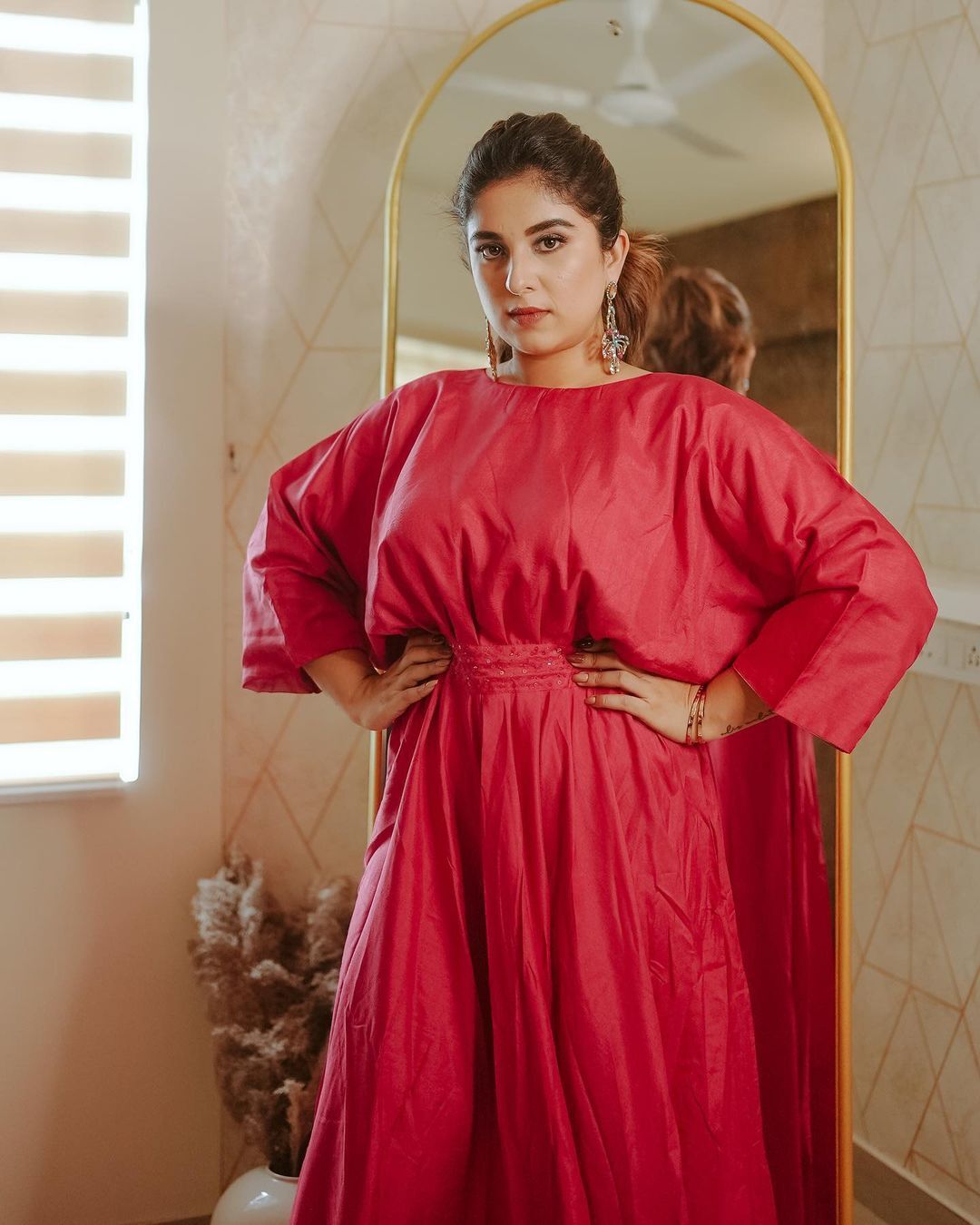 വേറിട്ട ലുക്കിൽ അപർണ തോമസ്, പൂക്കൾക്കിടയിൽ നിന്നുള്ള നടിയുടെ ചിത്രങ്ങളിതാ, ചിത്രങ്ങൾ വൈറൽ