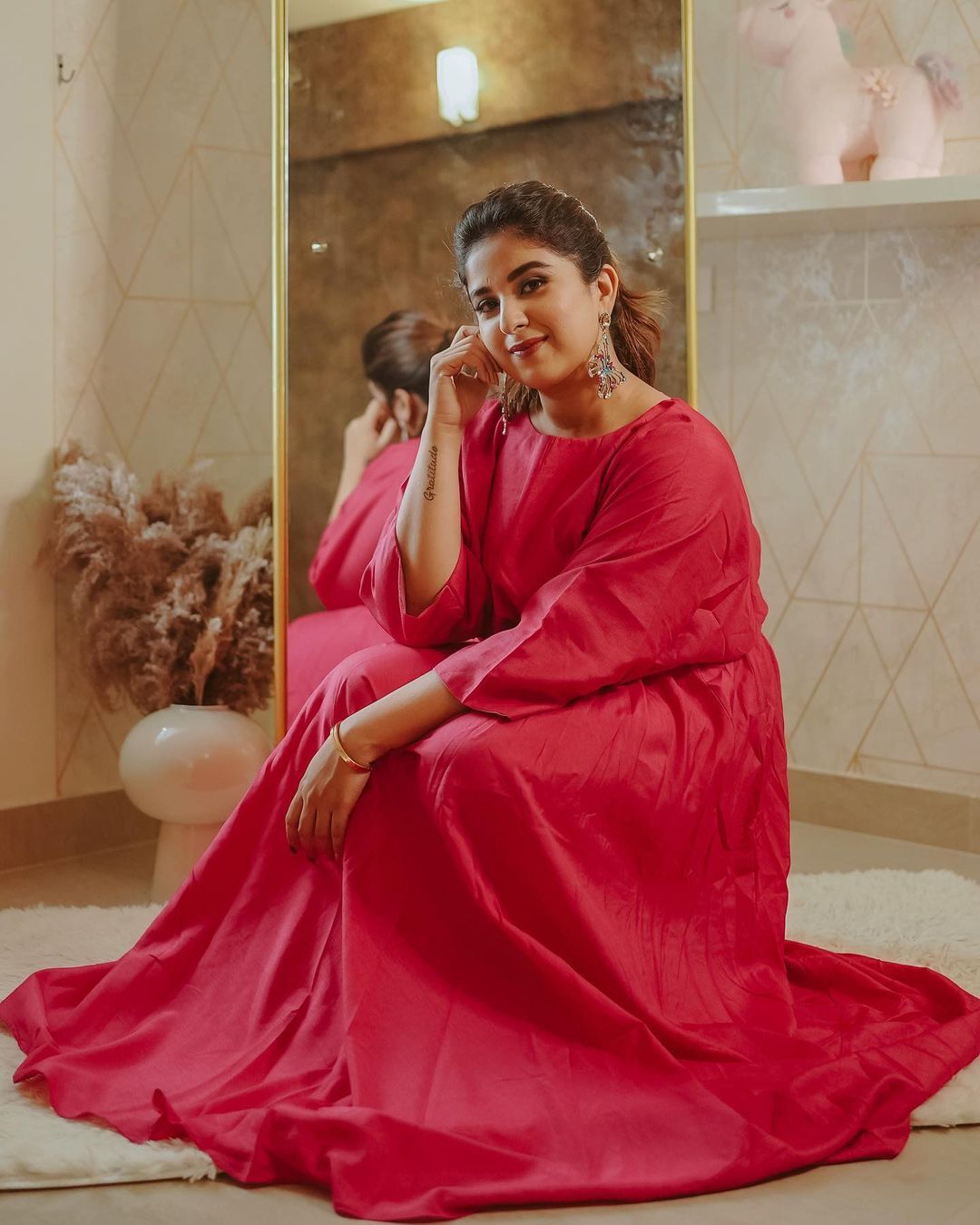 വേറിട്ട ലുക്കിൽ അപർണ തോമസ്, പൂക്കൾക്കിടയിൽ നിന്നുള്ള നടിയുടെ ചിത്രങ്ങളിതാ, ചിത്രങ്ങൾ വൈറൽ