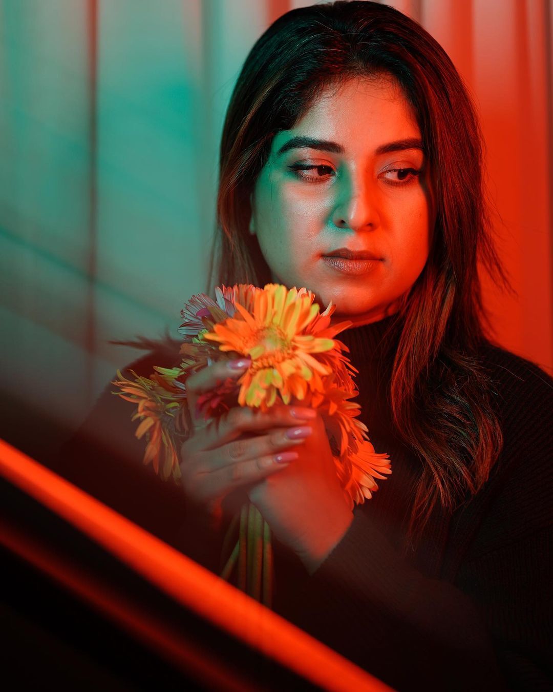 വേറിട്ട ലുക്കിൽ അപർണ തോമസ്, പൂക്കൾക്കിടയിൽ നിന്നുള്ള നടിയുടെ ചിത്രങ്ങളിതാ, ചിത്രങ്ങൾ വൈറൽ