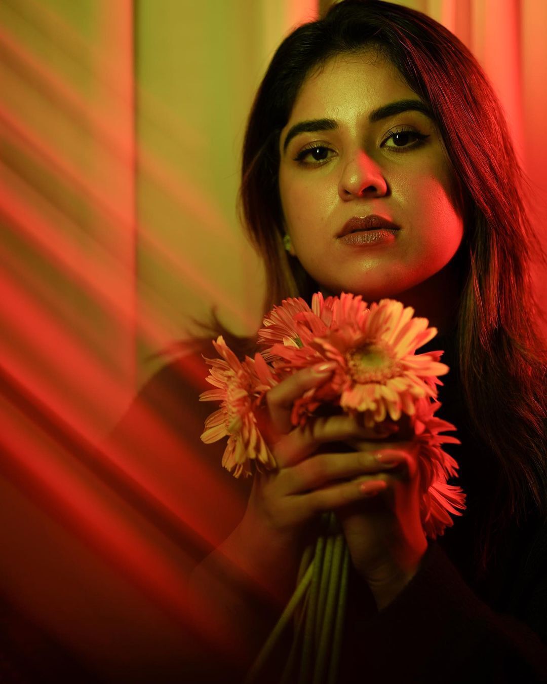 വേറിട്ട ലുക്കിൽ അപർണ തോമസ്, പൂക്കൾക്കിടയിൽ നിന്നുള്ള നടിയുടെ ചിത്രങ്ങളിതാ, ചിത്രങ്ങൾ വൈറൽ