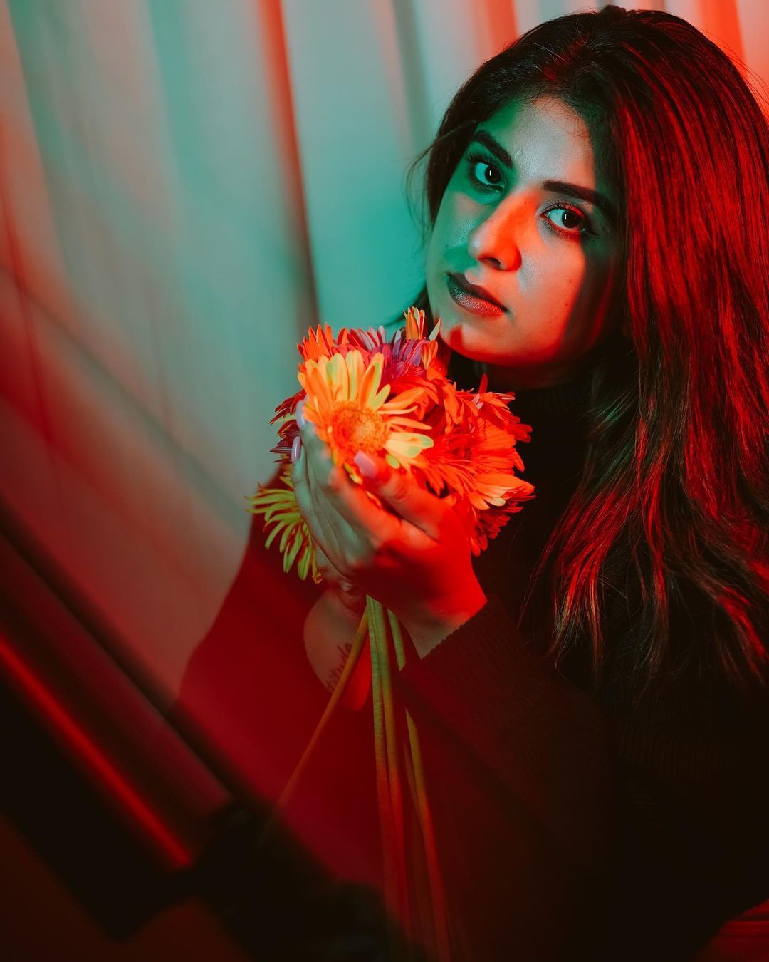 വേറിട്ട ലുക്കിൽ അപർണ തോമസ്, പൂക്കൾക്കിടയിൽ നിന്നുള്ള നടിയുടെ ചിത്രങ്ങളിതാ, ചിത്രങ്ങൾ വൈറൽ