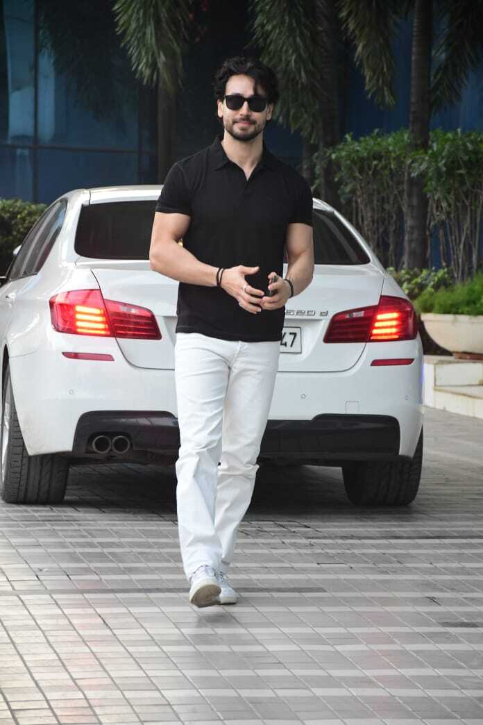 টাইগারের কালো টি শার্ট পরা ছবি দেখে নারীদের মনে ঝড় উঠল, দেখুন ছবি  