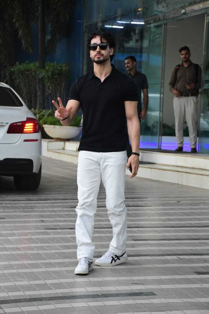 টাইগারের কালো টি শার্ট পরা ছবি দেখে নারীদের মনে ঝড় উঠল, দেখুন ছবি  