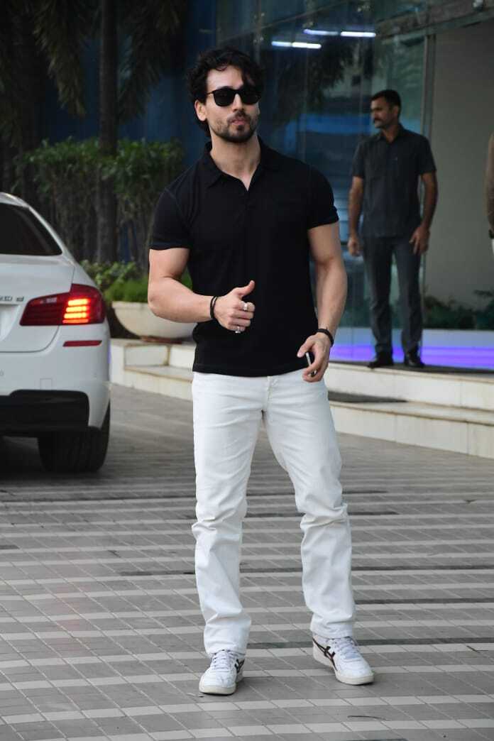 টাইগারের কালো টি শার্ট পরা ছবি দেখে নারীদের মনে ঝড় উঠল, দেখুন ছবি  