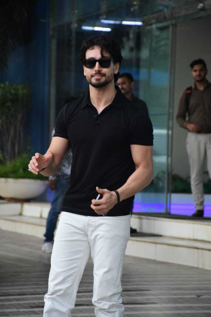 টাইগারের কালো টি শার্ট পরা ছবি দেখে নারীদের মনে ঝড় উঠল, দেখুন ছবি  