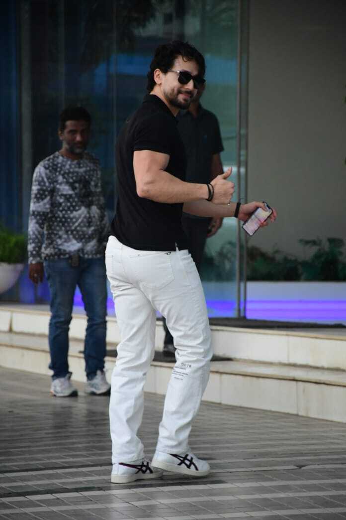 টাইগারের কালো টি শার্ট পরা ছবি দেখে নারীদের মনে ঝড় উঠল, দেখুন ছবি  