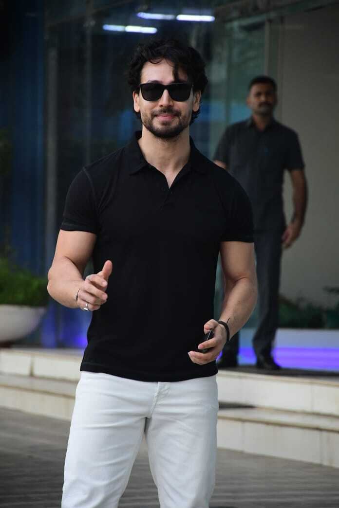 টাইগারের কালো টি শার্ট পরা ছবি দেখে নারীদের মনে ঝড় উঠল, দেখুন ছবি  