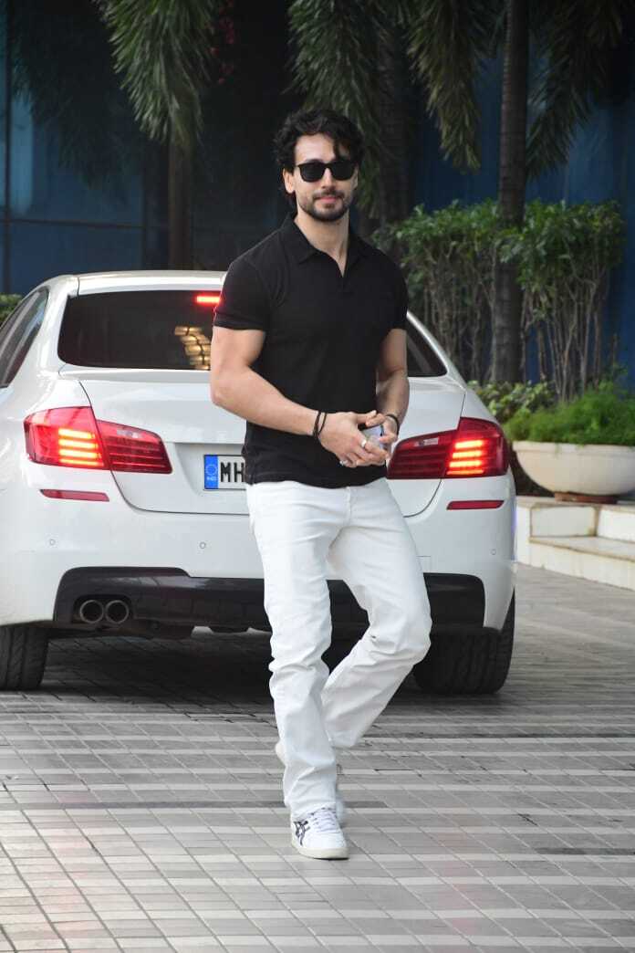 টাইগারের কালো টি শার্ট পরা ছবি দেখে নারীদের মনে ঝড় উঠল, দেখুন ছবি  