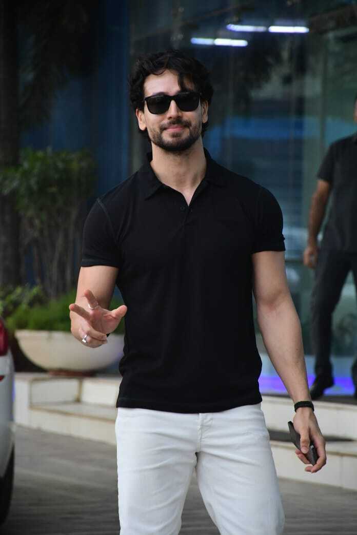 টাইগারের কালো টি শার্ট পরা ছবি দেখে নারীদের মনে ঝড় উঠল, দেখুন ছবি  