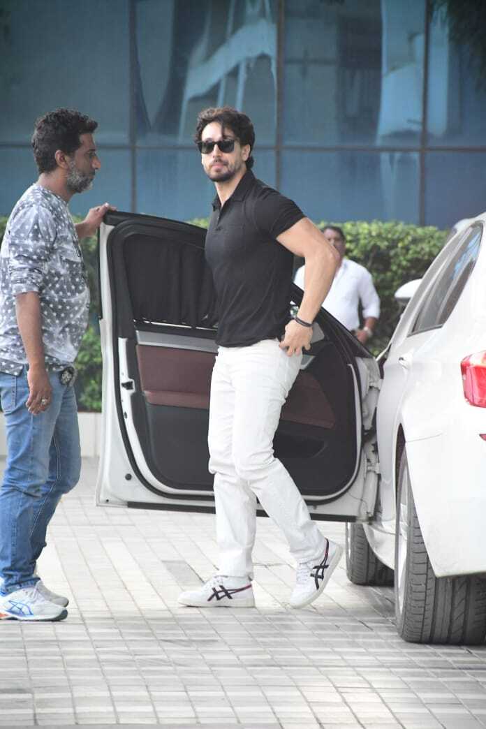 টাইগারের কালো টি শার্ট পরা ছবি দেখে নারীদের মনে ঝড় উঠল, দেখুন ছবি  