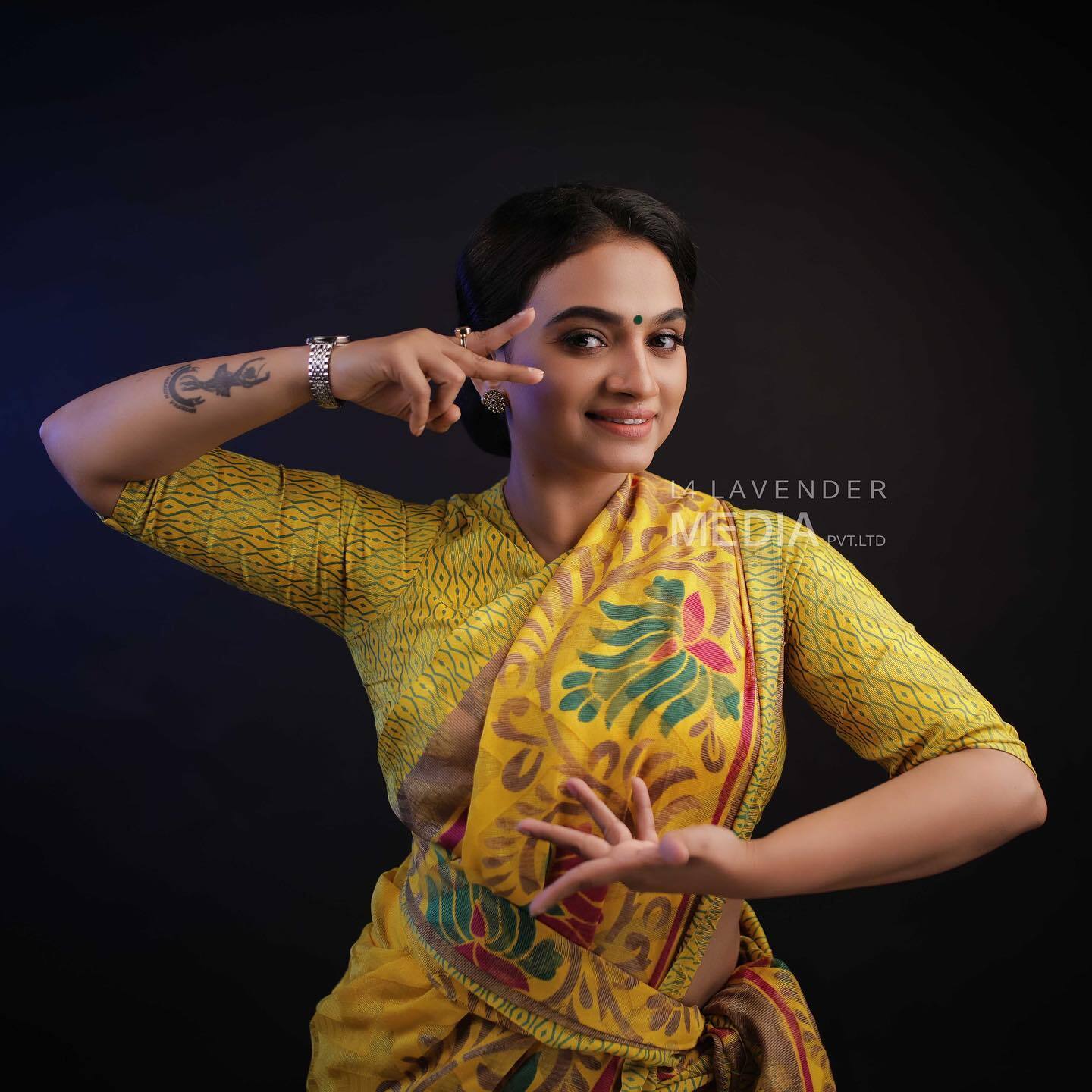 സ്റ്റൈലിഷ് ലുക്കും, കേരളീയ തനിമയും... സാരിയിൽ അതി സുന്ദരിയായി കൃഷ്ണ പ്രഭ.... 