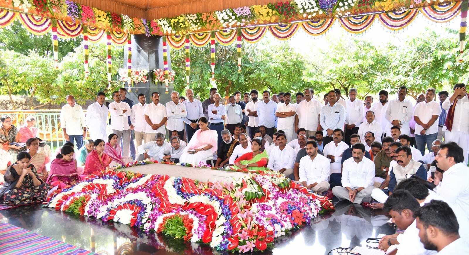 వైఎస్ రాజశేఖర్ రెడ్డి వర్థంతి.. తండ్రికి ఘన నివాళులర్పించిన సీఎం జగన్