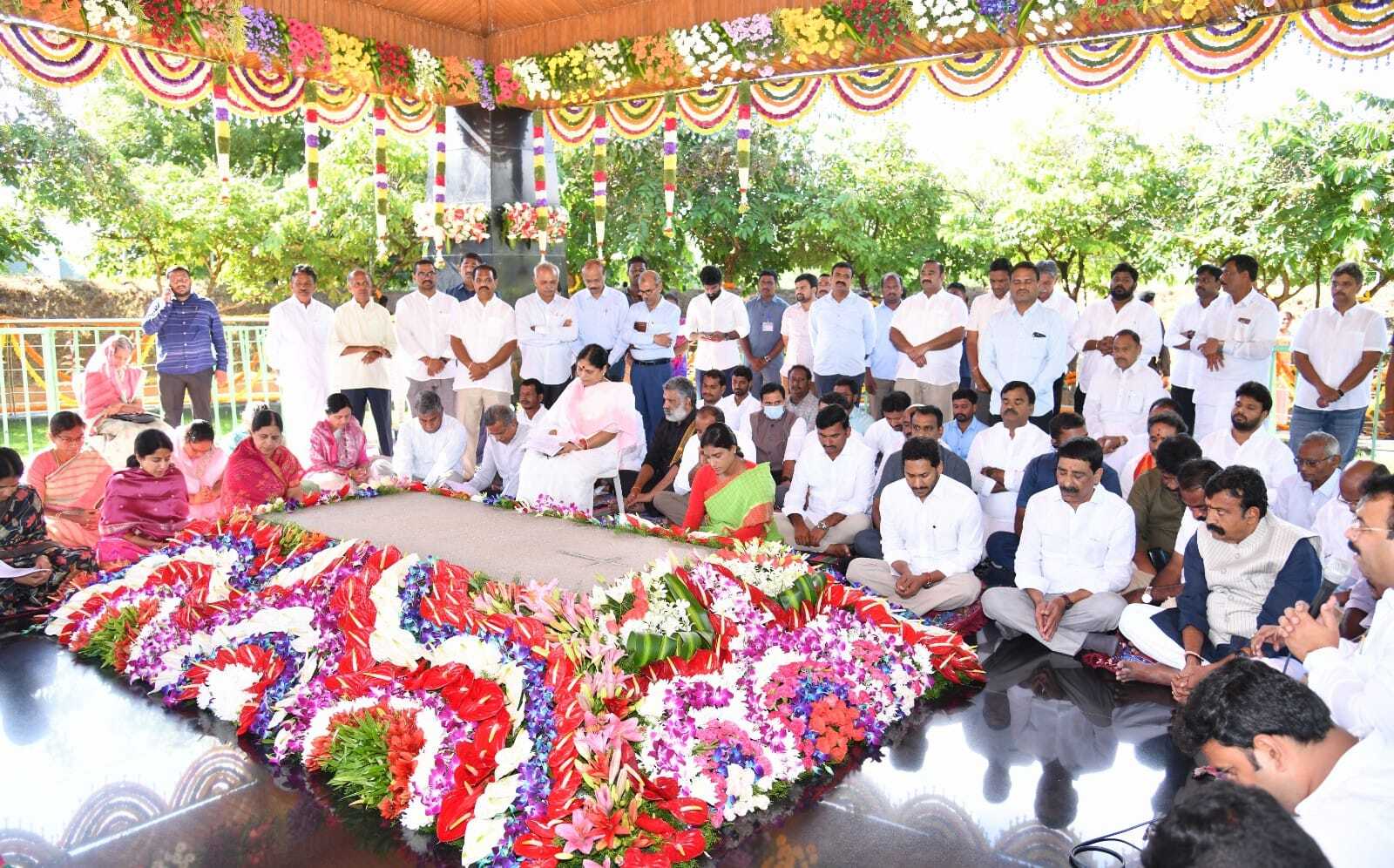వైఎస్ రాజశేఖర్ రెడ్డి వర్థంతి.. తండ్రికి ఘన నివాళులర్పించిన సీఎం జగన్