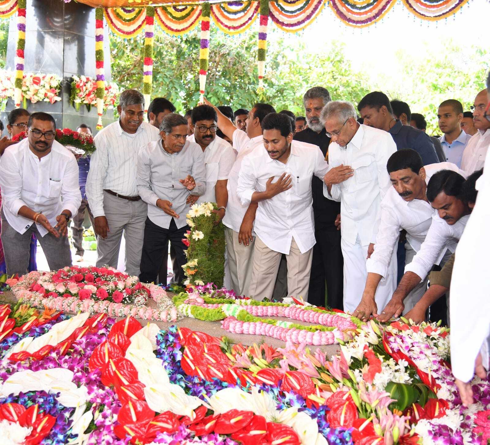 వైఎస్ రాజశేఖర్ రెడ్డి వర్థంతి.. తండ్రికి ఘన నివాళులర్పించిన సీఎం జగన్