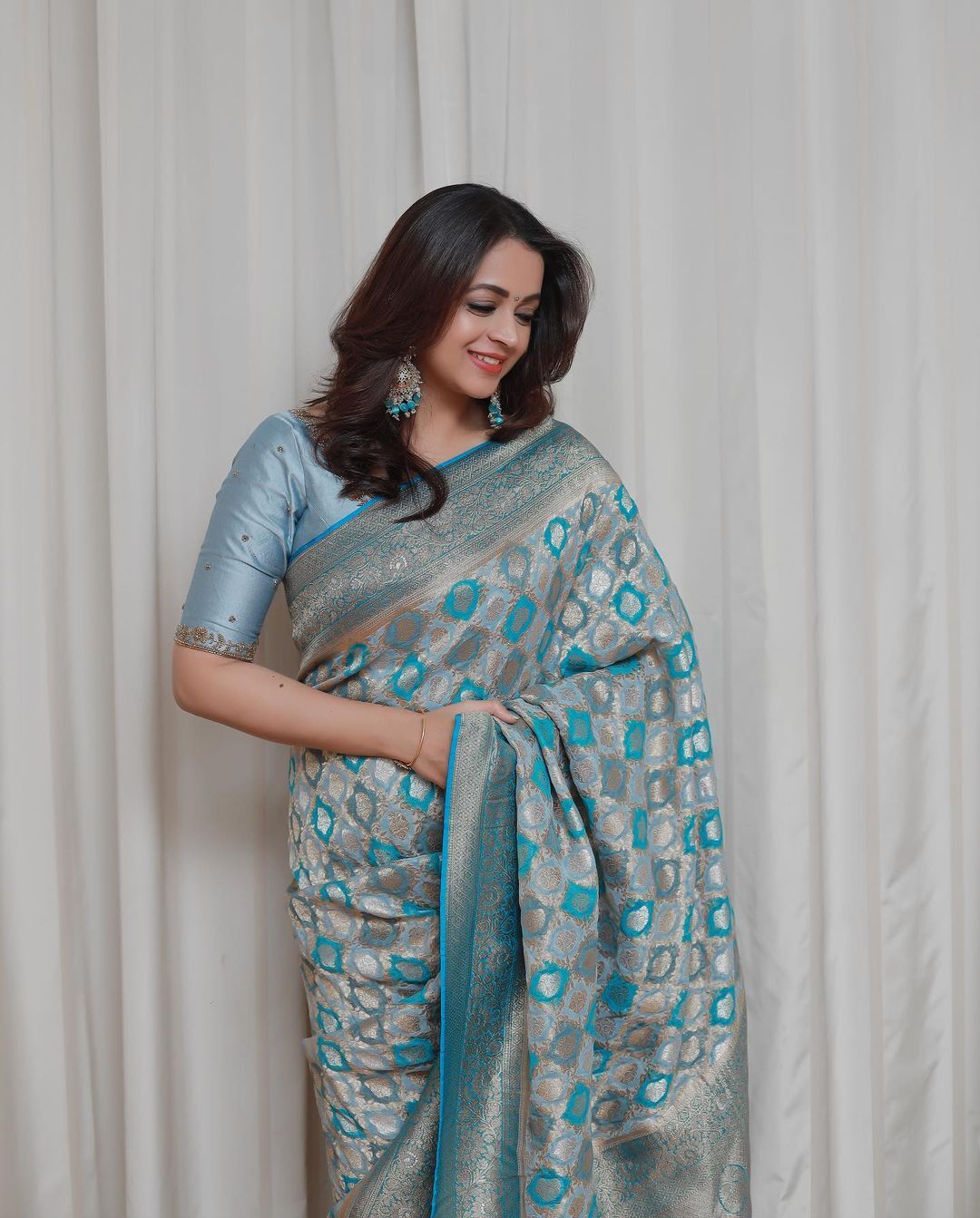  ഭാവനയ്ക്ക് ആര്യ ബഡായി നൽകിയ ഗിഫ്റ്റ് കണ്ടോ?; ആ ചിരിക്ക് പിന്നിലെ കാരണം ഇപ്പോഴല്ലെ പിടികിട്ടിയത്