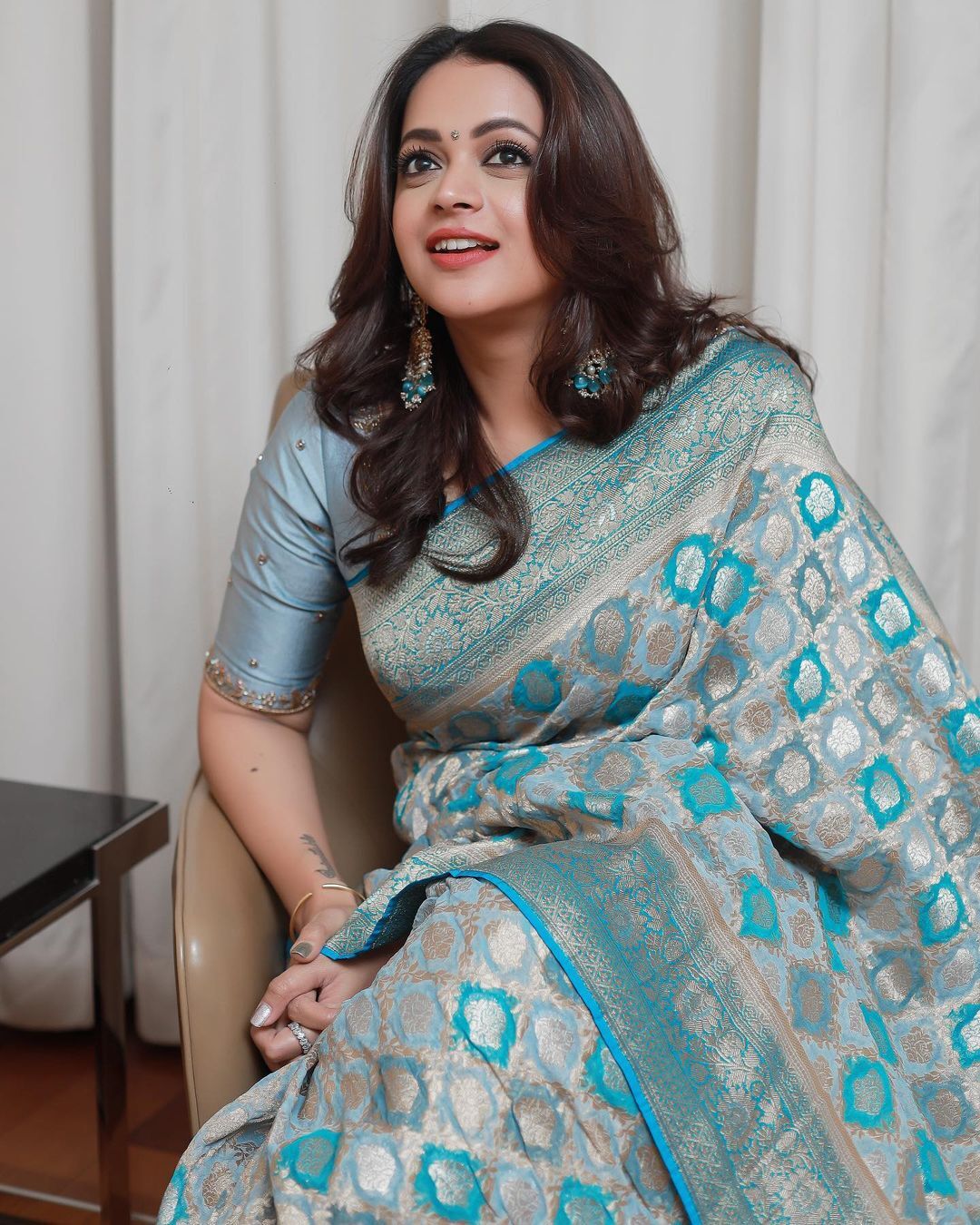  ഭാവനയ്ക്ക് ആര്യ ബഡായി നൽകിയ ഗിഫ്റ്റ് കണ്ടോ?; ആ ചിരിക്ക് പിന്നിലെ കാരണം ഇപ്പോഴല്ലെ പിടികിട്ടിയത്