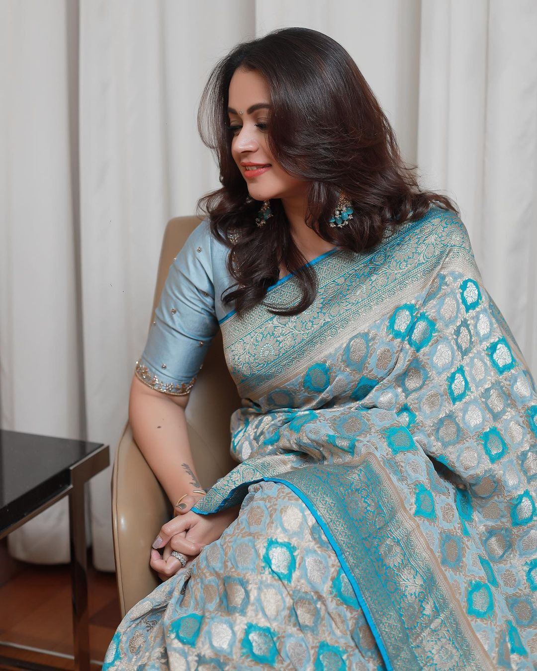  ഭാവനയ്ക്ക് ആര്യ ബഡായി നൽകിയ ഗിഫ്റ്റ് കണ്ടോ?; ആ ചിരിക്ക് പിന്നിലെ കാരണം ഇപ്പോഴല്ലെ പിടികിട്ടിയത്