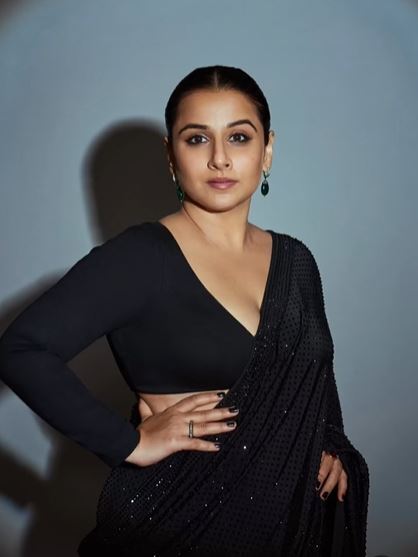 സാരിയില്‍ ഇത്ര സുന്ദരിയായി വേറെയാരുണ്ട്: കറുപ്പിലാറാടി വിദ്യാ ബാലന്‍, വൈറല്‍ ചിത്രങ്ങള്‍