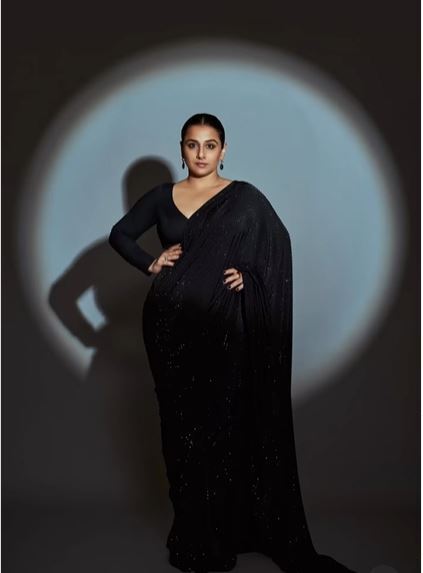 സാരിയില്‍ ഇത്ര സുന്ദരിയായി വേറെയാരുണ്ട്: കറുപ്പിലാറാടി വിദ്യാ ബാലന്‍, വൈറല്‍ ചിത്രങ്ങള്‍