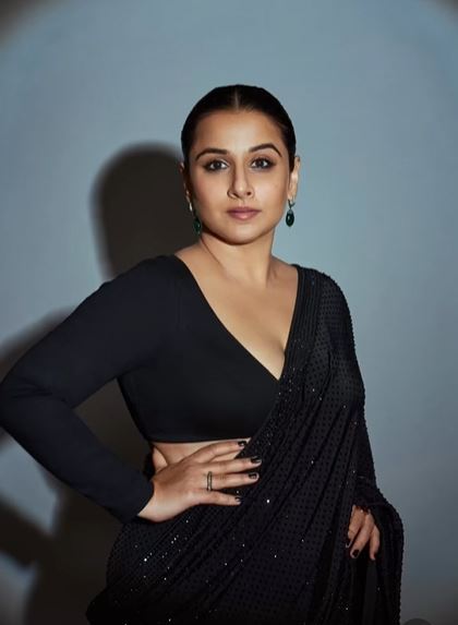 സാരിയില്‍ ഇത്ര സുന്ദരിയായി വേറെയാരുണ്ട്: കറുപ്പിലാറാടി വിദ്യാ ബാലന്‍, വൈറല്‍ ചിത്രങ്ങള്‍