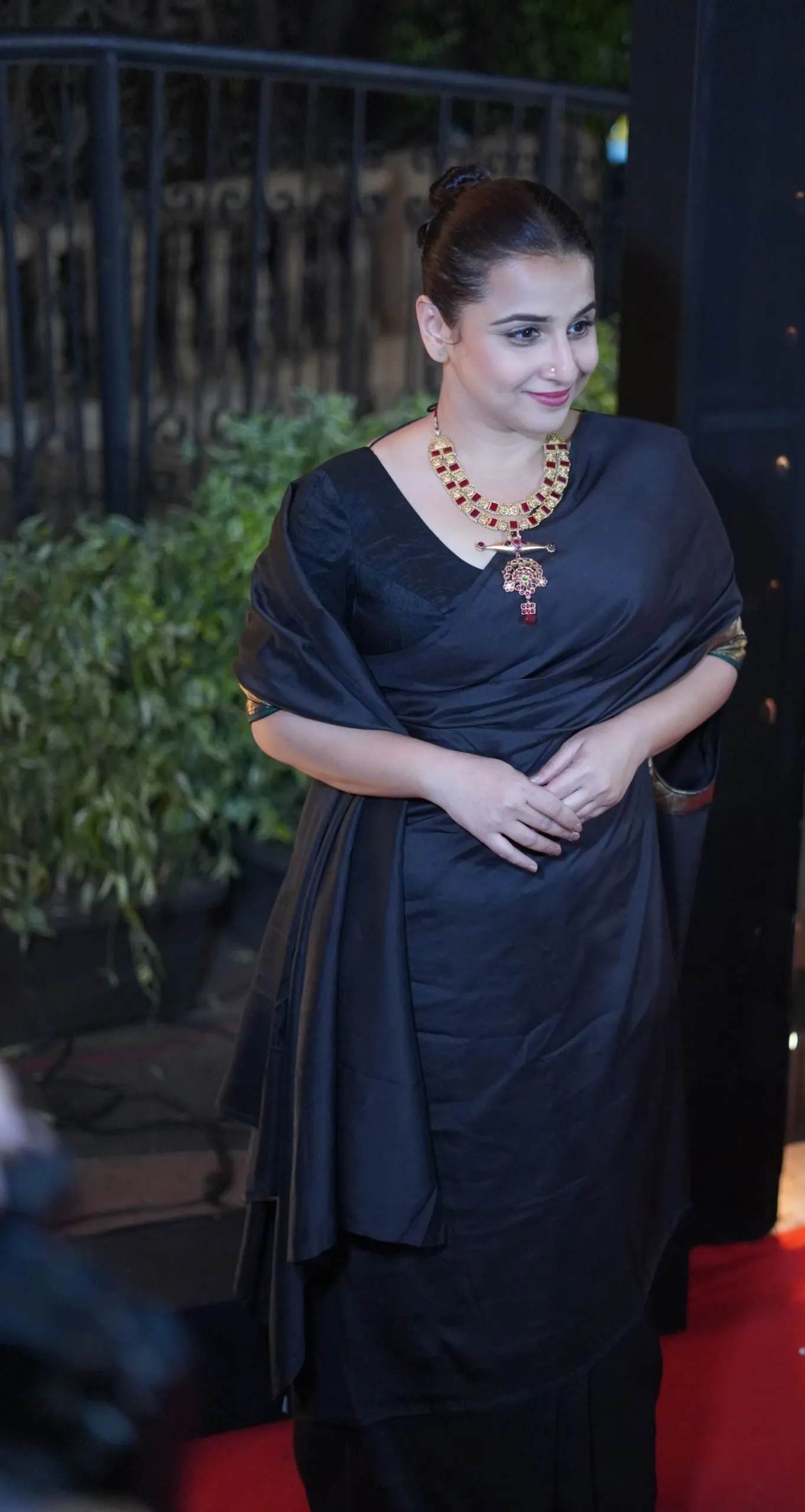 സാരിയില്‍ ഇത്ര സുന്ദരിയായി വേറെയാരുണ്ട്: കറുപ്പിലാറാടി വിദ്യാ ബാലന്‍, വൈറല്‍ ചിത്രങ്ങള്‍