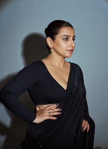 സാരിയില്‍ ഇത്ര സുന്ദരിയായി വേറെയാരുണ്ട്: കറുപ്പിലാറാടി വിദ്യാ ബാലന്‍, വൈറല്‍ ചിത്രങ്ങള്‍