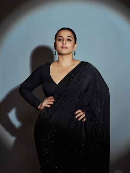 സാരിയില്‍ ഇത്ര സുന്ദരിയായി വേറെയാരുണ്ട്: കറുപ്പിലാറാടി വിദ്യാ ബാലന്‍, വൈറല്‍ ചിത്രങ്ങള്‍