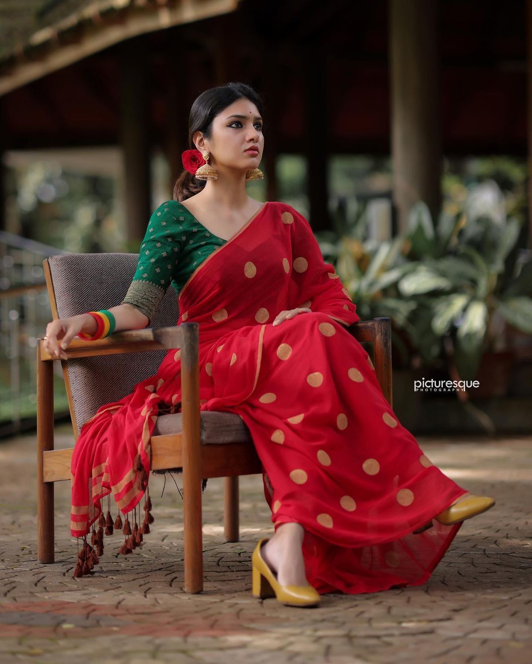  ഗായത്രിയുടെ കണ്ണിന് സ്പെഷ്യൽ പവർ ഉണ്ടോയെന്ന് ആരാധകർ,എന്തൊരു സുന്ദരിയെന്ന്; വൈറലായി സാരി ചിത്രങ്ങൾ 