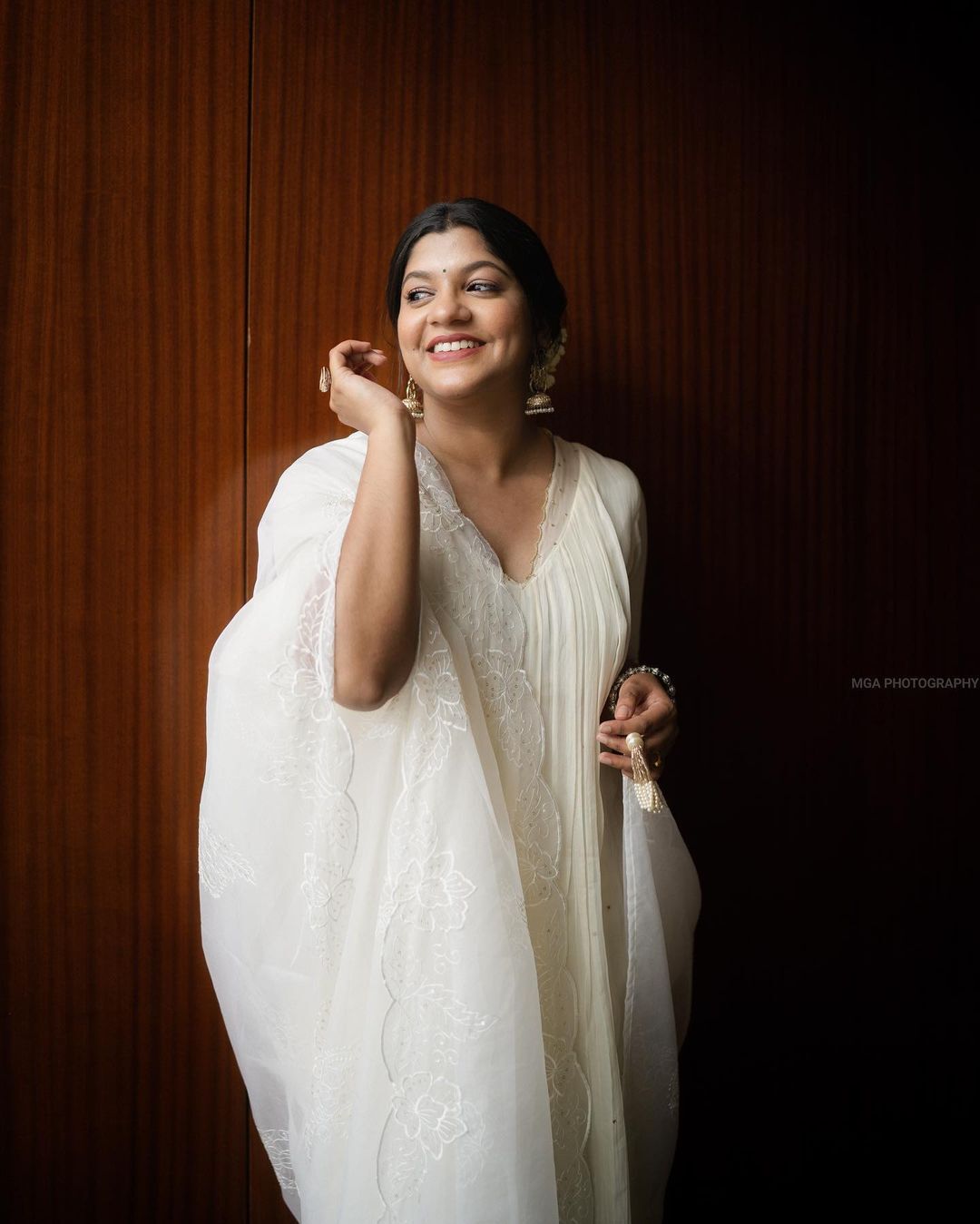 അരയന്നപ്പിടപോല്‍ അഴകീ..: തൂവെള്ളയില്‍ നിറഞ്ഞാടി അപർണ്ണ ബാലമുരളി, വൈറല്‍ ചിത്രങ്ങള്‍