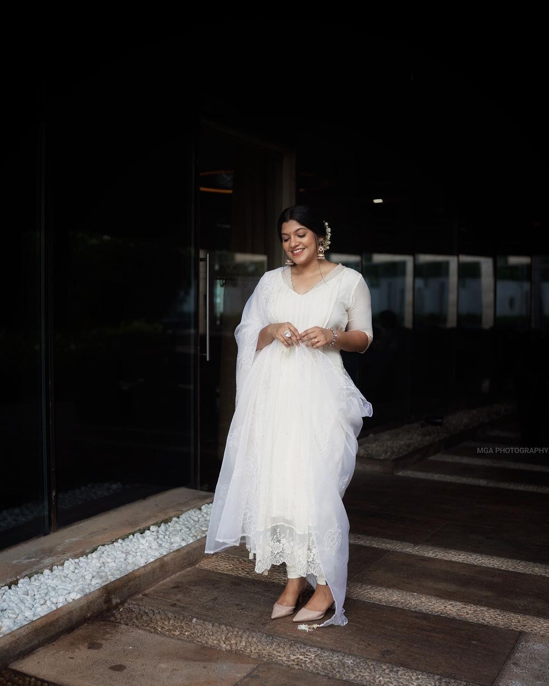 അരയന്നപ്പിടപോല്‍ അഴകീ..: തൂവെള്ളയില്‍ നിറഞ്ഞാടി അപർണ്ണ ബാലമുരളി, വൈറല്‍ ചിത്രങ്ങള്‍