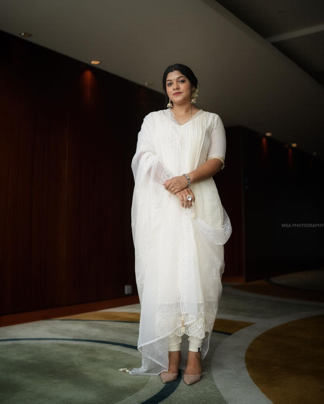 അരയന്നപ്പിടപോല്‍ അഴകീ..: തൂവെള്ളയില്‍ നിറഞ്ഞാടി അപർണ്ണ ബാലമുരളി, വൈറല്‍ ചിത്രങ്ങള്‍