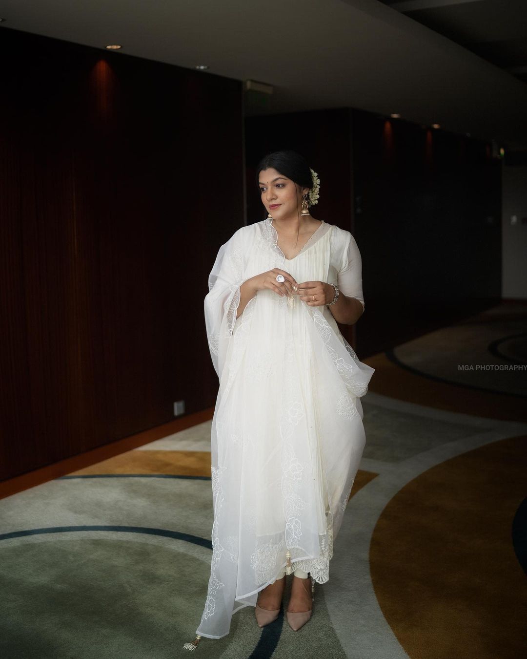 അരയന്നപ്പിടപോല്‍ അഴകീ..: തൂവെള്ളയില്‍ നിറഞ്ഞാടി അപർണ്ണ ബാലമുരളി, വൈറല്‍ ചിത്രങ്ങള്‍