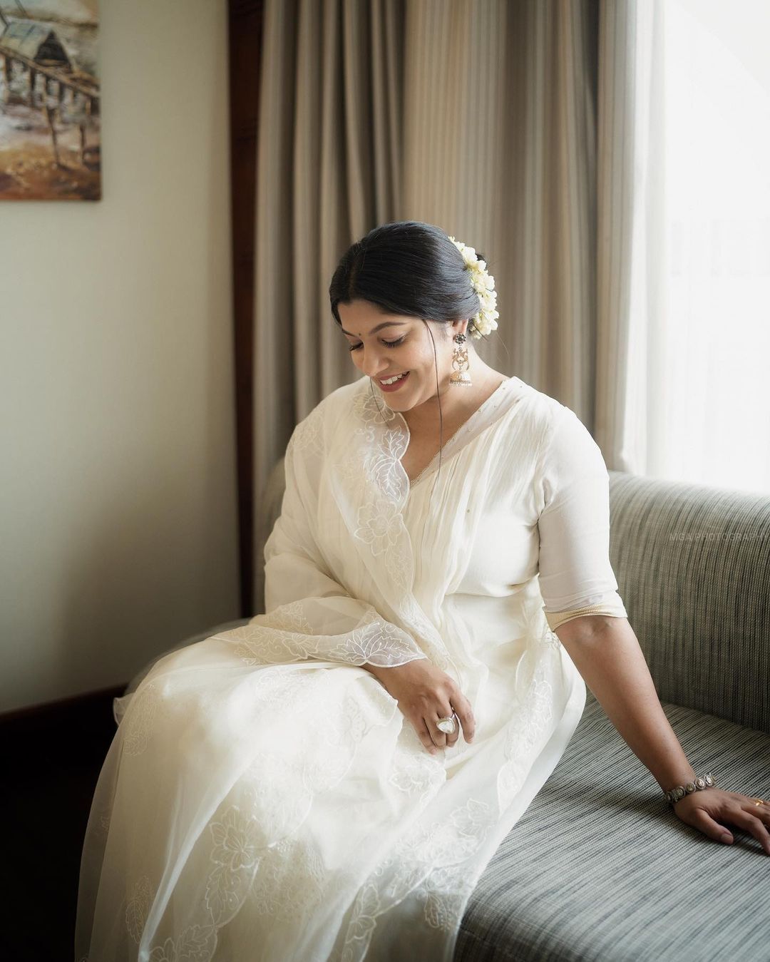 അരയന്നപ്പിടപോല്‍ അഴകീ..: തൂവെള്ളയില്‍ നിറഞ്ഞാടി അപർണ്ണ ബാലമുരളി, വൈറല്‍ ചിത്രങ്ങള്‍