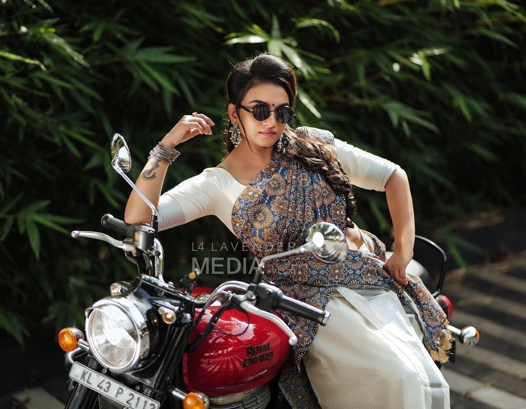 ദാവണി അഴകിൽ കൃഷ്ണ പ്രഭ.... സ്റ്റൈലിഷ് ലുക്കിൽ പുത്തൻ ഫോട്ടോഷൂട്ട്. കാണാം ചിത്രങ്ങൾ