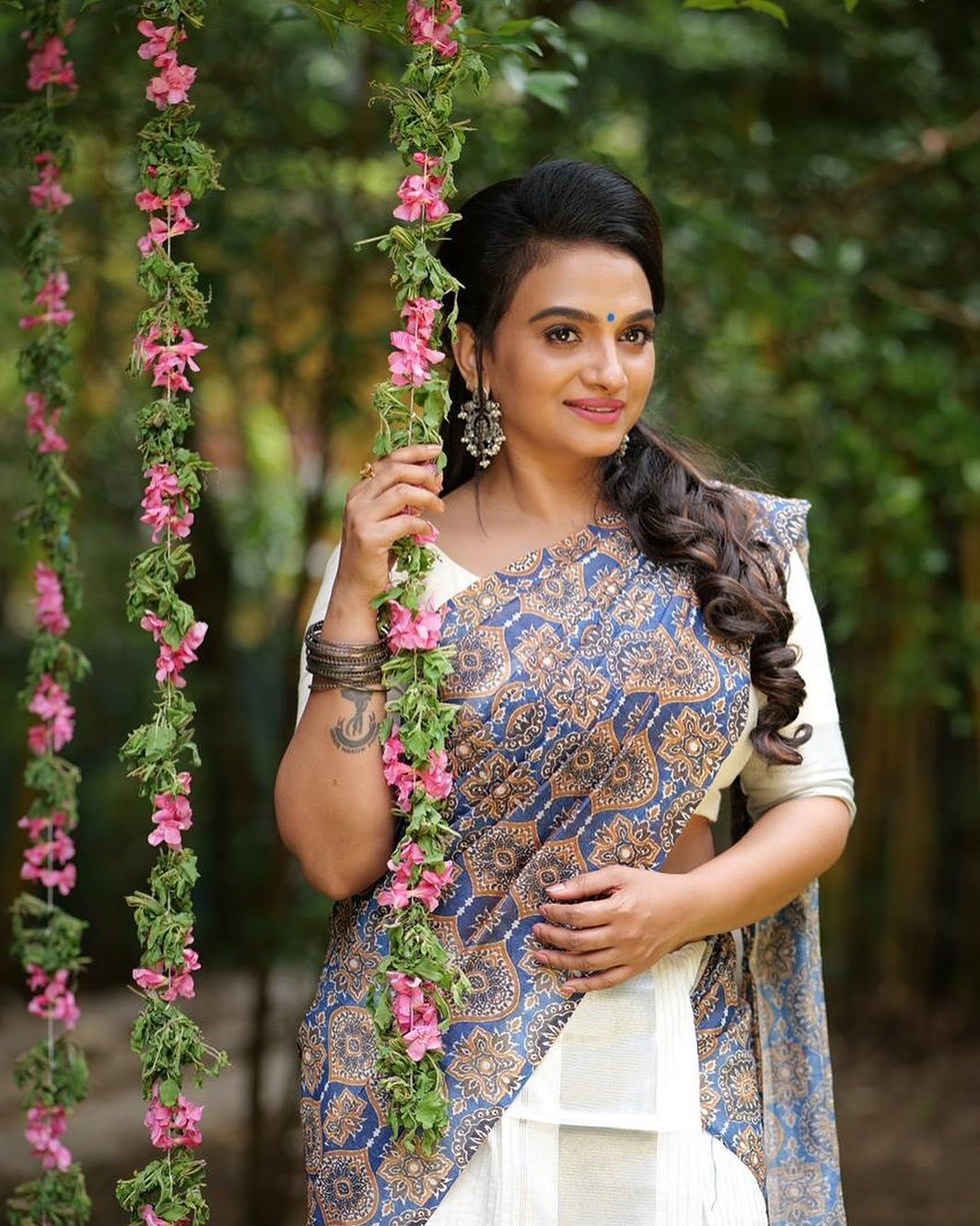 ദാവണി അഴകിൽ കൃഷ്ണ പ്രഭ.... സ്റ്റൈലിഷ് ലുക്കിൽ പുത്തൻ ഫോട്ടോഷൂട്ട്. കാണാം ചിത്രങ്ങൾ