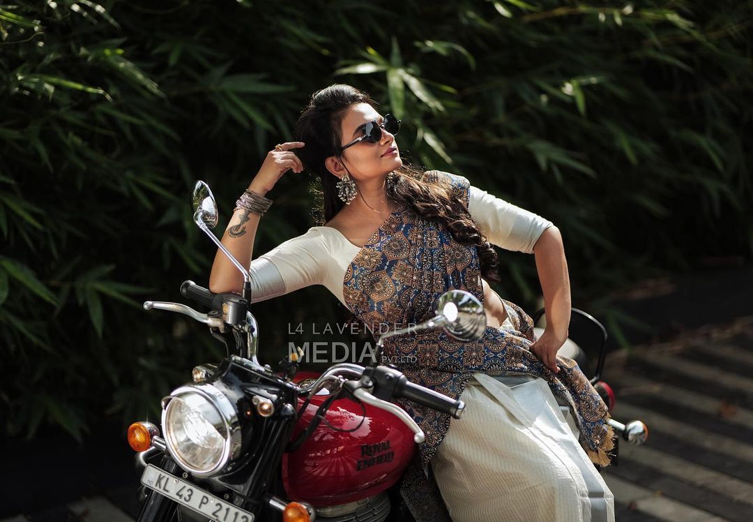 ദാവണി അഴകിൽ കൃഷ്ണ പ്രഭ.... സ്റ്റൈലിഷ് ലുക്കിൽ പുത്തൻ ഫോട്ടോഷൂട്ട്. കാണാം ചിത്രങ്ങൾ