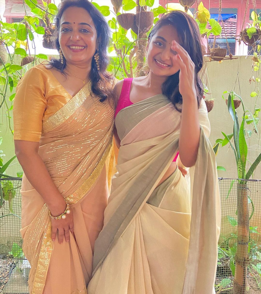 മത്സ്യകന്യക മാറി നില്‍ക്കണം: ചുവപ്പില്‍ ഗ്ലാമറസ് സുന്ദരിയായി തിളങ്ങി എസ്തർ അനില്‍ 