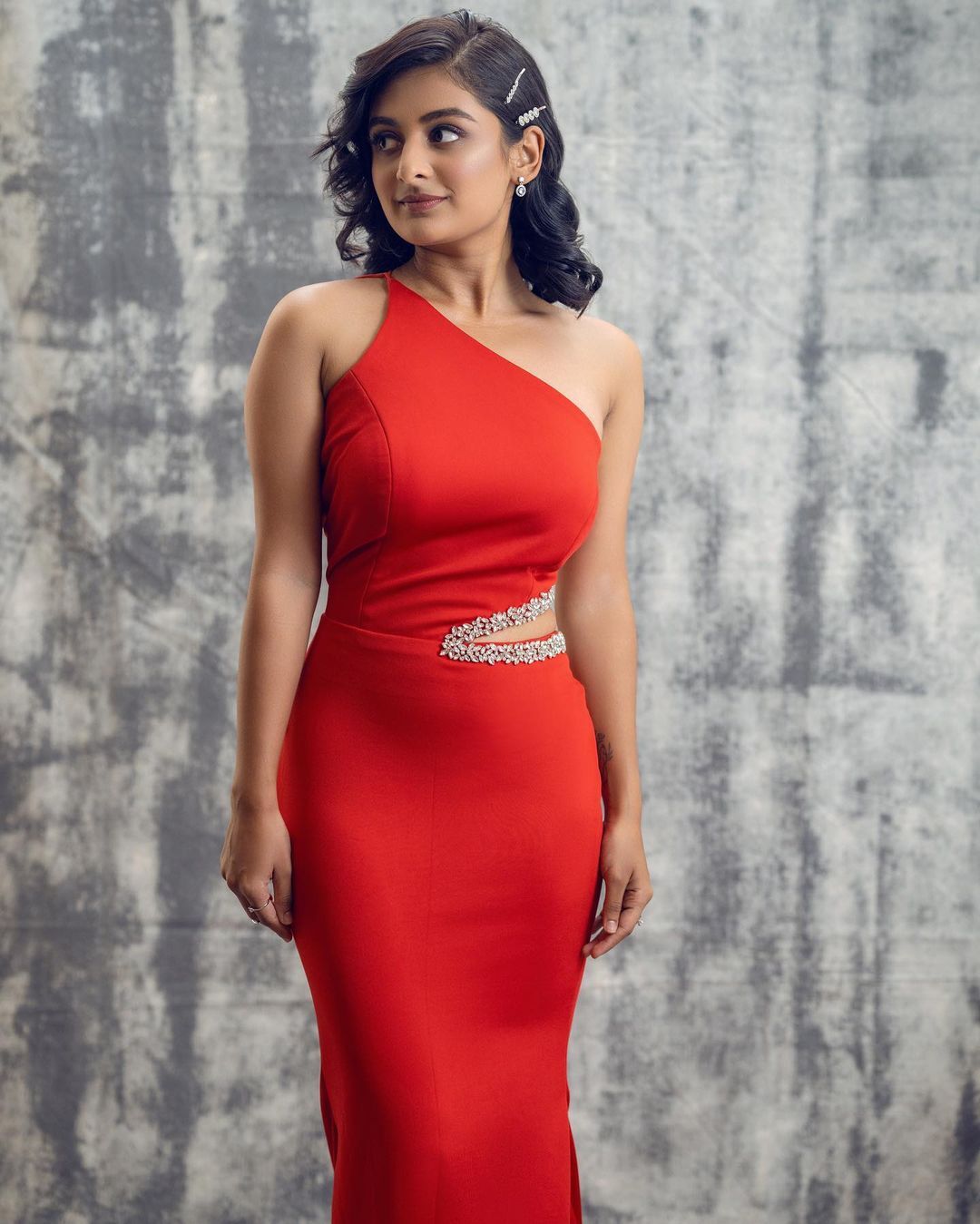 മത്സ്യകന്യക മാറി നില്‍ക്കണം: ചുവപ്പില്‍ ഗ്ലാമറസ് സുന്ദരിയായി തിളങ്ങി എസ്തർ അനില്‍ 