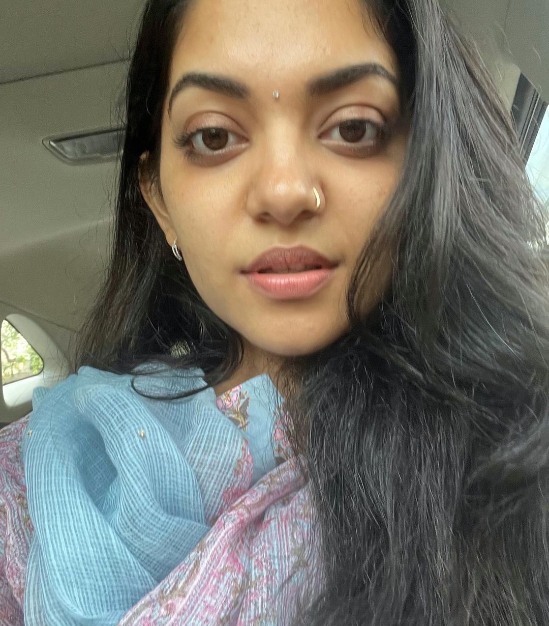  'ശ്ശെടാ, ഇതെന്തൊക്കെ ഭാവങ്ങളാണ്, കണ്ണാണ് മെയിൻ'; അഹാനയുടെ സൂപ്പർ കൂൾ ഫോട്ടോസ് വൈറൽ