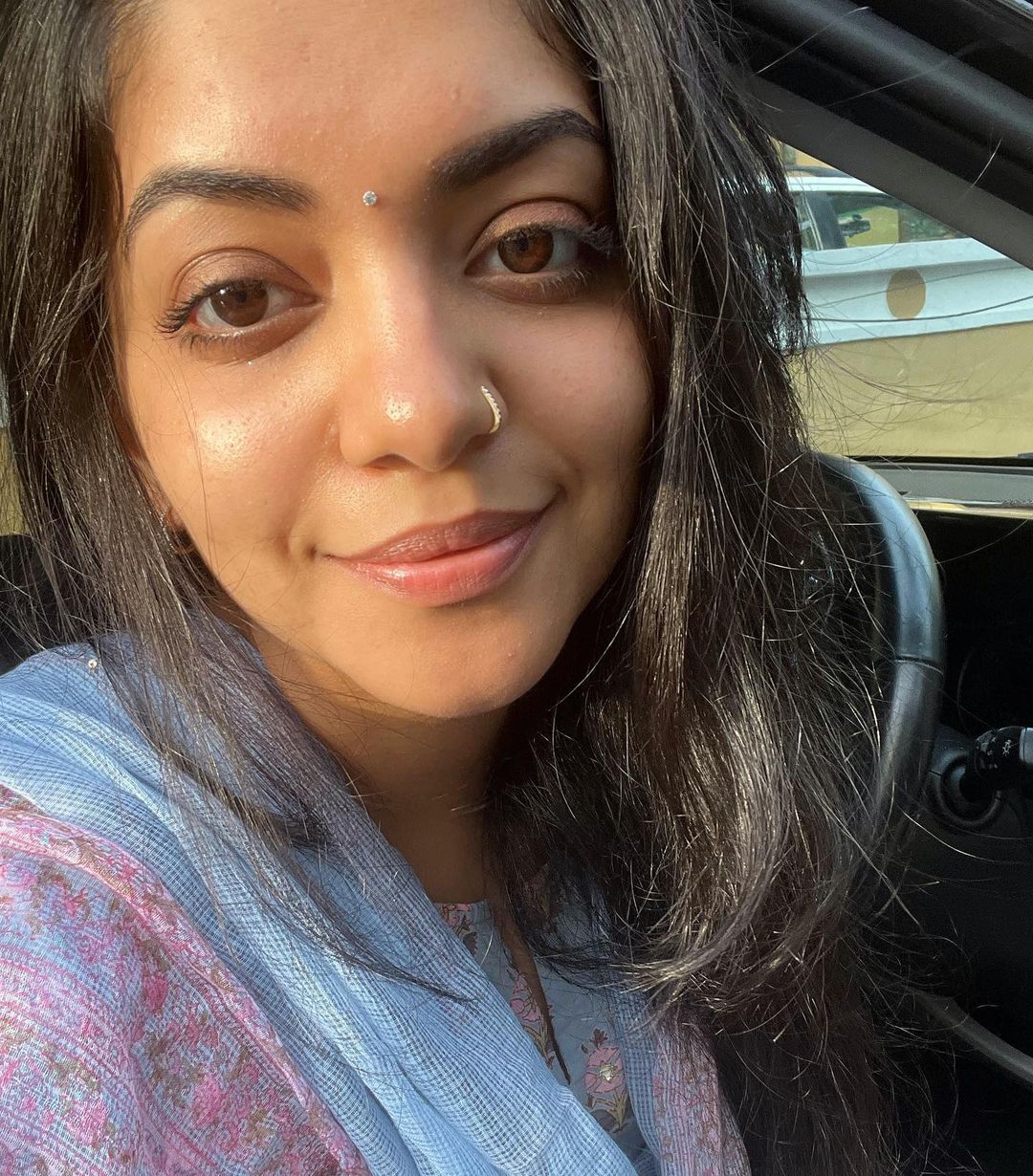  'ശ്ശെടാ, ഇതെന്തൊക്കെ ഭാവങ്ങളാണ്, കണ്ണാണ് മെയിൻ'; അഹാനയുടെ സൂപ്പർ കൂൾ ഫോട്ടോസ് വൈറൽ